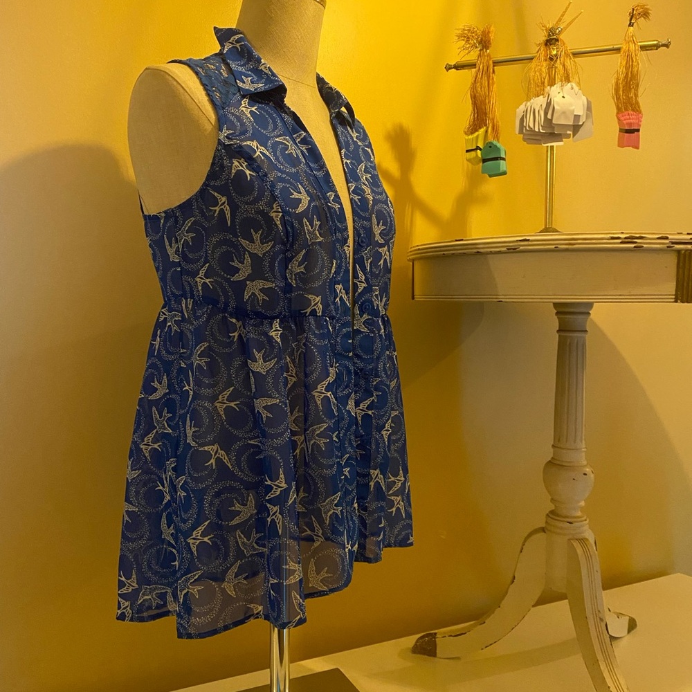 💙 Candie's Blue Asymmetrical Sleeveless Blouse sheer